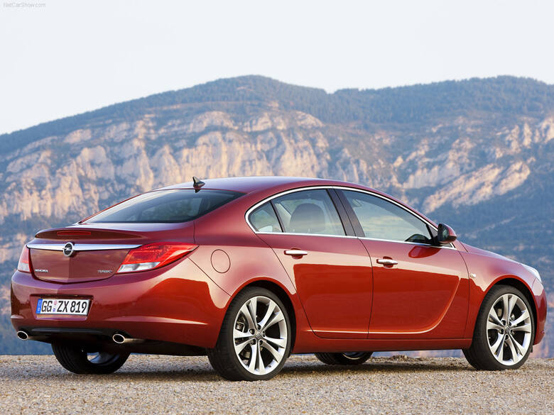 Opel Insignia A (2009-2013) – schematy bezpieczników i przekaźników