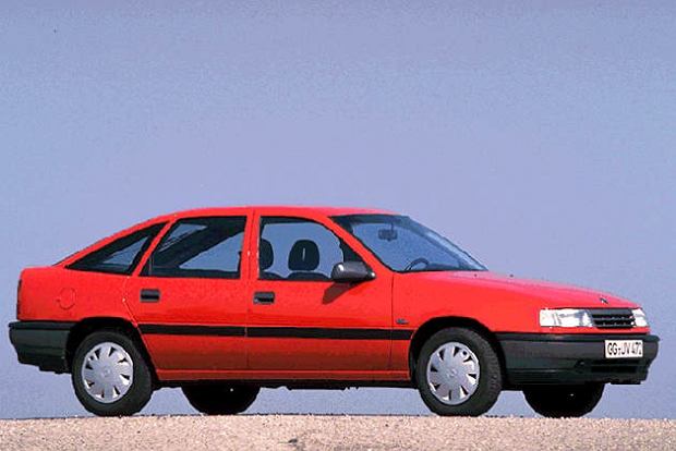 Opel Vectra A (1988-1995) – schematy bezpieczników i przekaźników