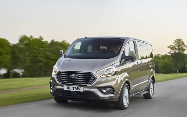 Ford Transit Custom i Tourneo Custom (2019-2020) – schematy bezpieczników i przekaźników