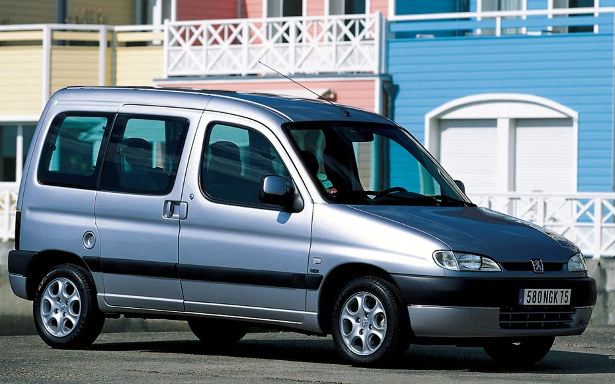 Peugeot Partner I (2002) – schematy bezpieczników i przekaźników