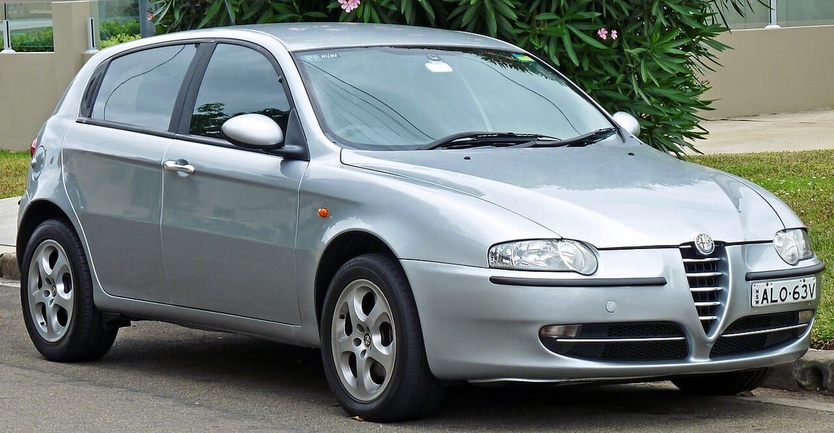 Alfa Romeo 147 (2000-2004) – schematy bezpieczników i przekaźników