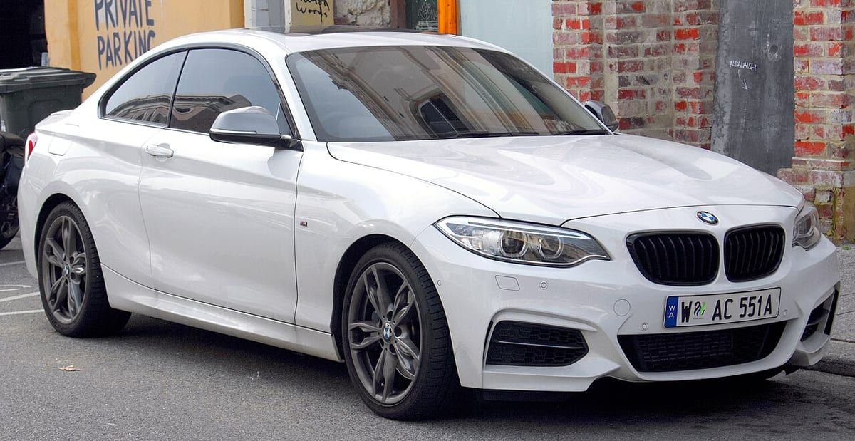 BMW 2 (F22-F23-F87) (2014-2021) – schematy bezpieczników i przekaźników