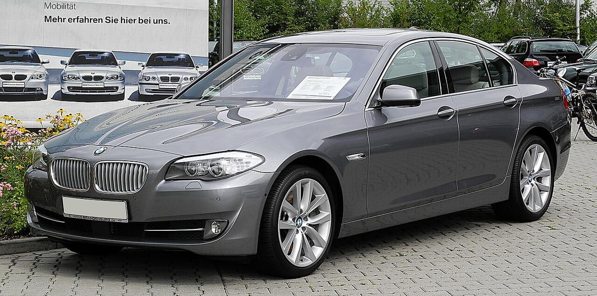 BMW 5 (F10-F11-F07-F18) (2010-2017) – schematy bezpieczników i przekaźników