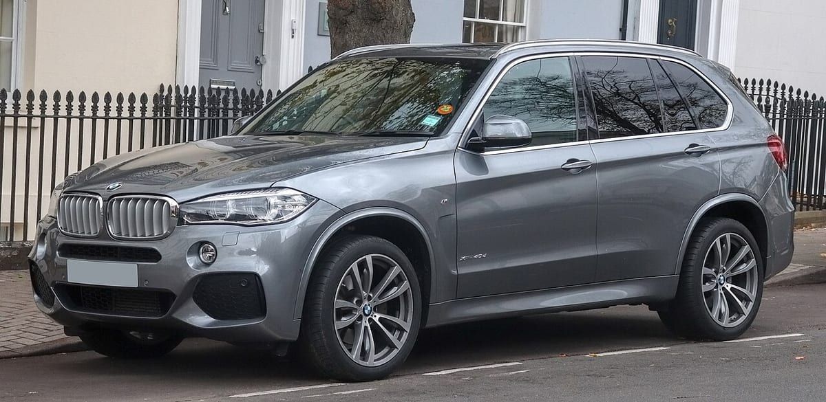 BMW X5 (F15) (2013-2018) – schematy bezpieczników i przekaźników