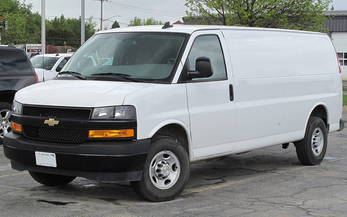 Chevrolet Express (2003-2007) – schematy bezpieczników i przekaźników