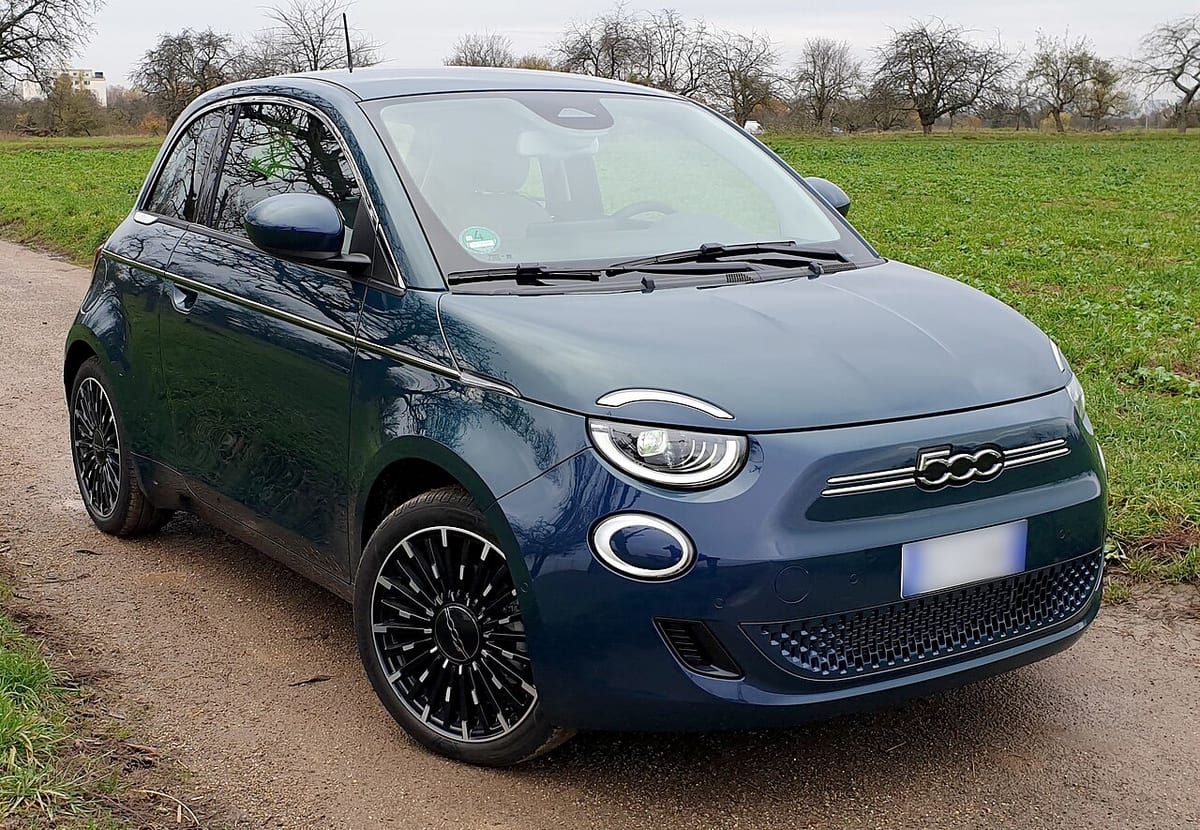 Fiat 500e (2021-2023) – schematy bezpieczników i przekaźników