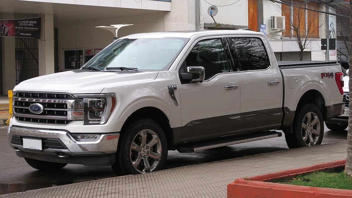 Ford F-150 (2021-2022) – schematy bezpieczników i przekaźników