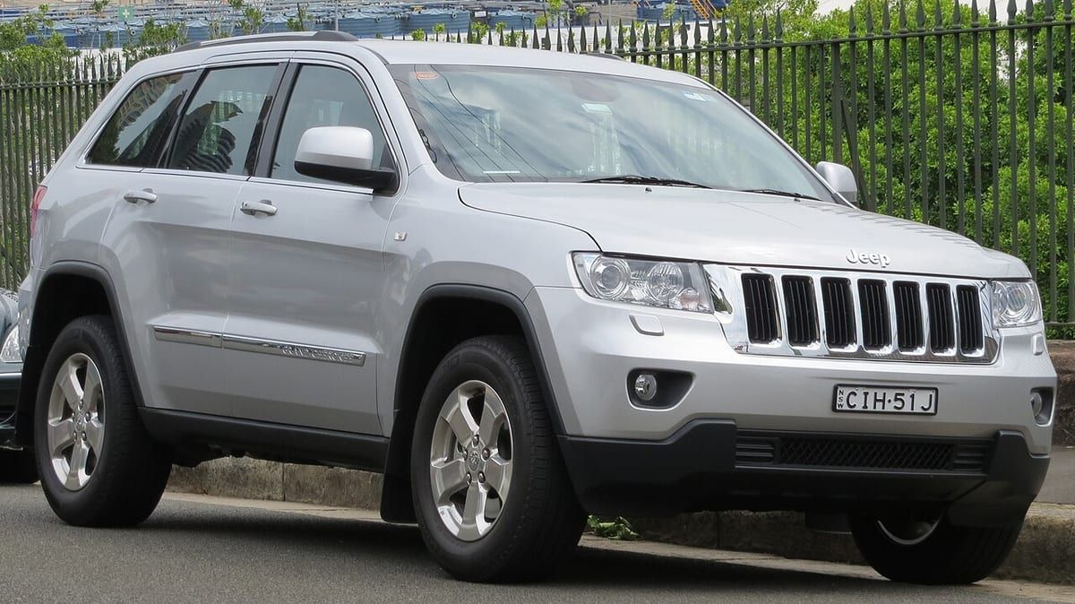 Jeep Grand Cherokee WK2 (2011-2013) – schematy bezpieczników i przekaźników
