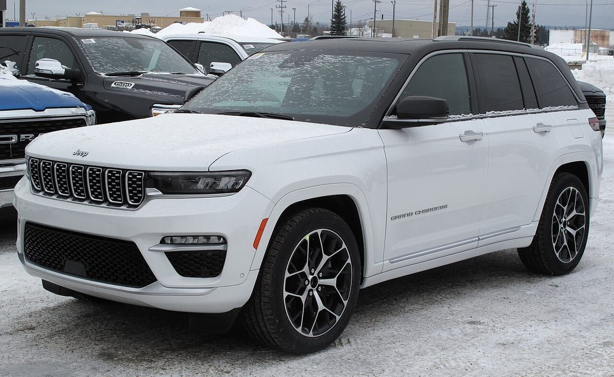 Jeep Grand Cherokee WL (2021) – schematy bezpieczników i przekaźników