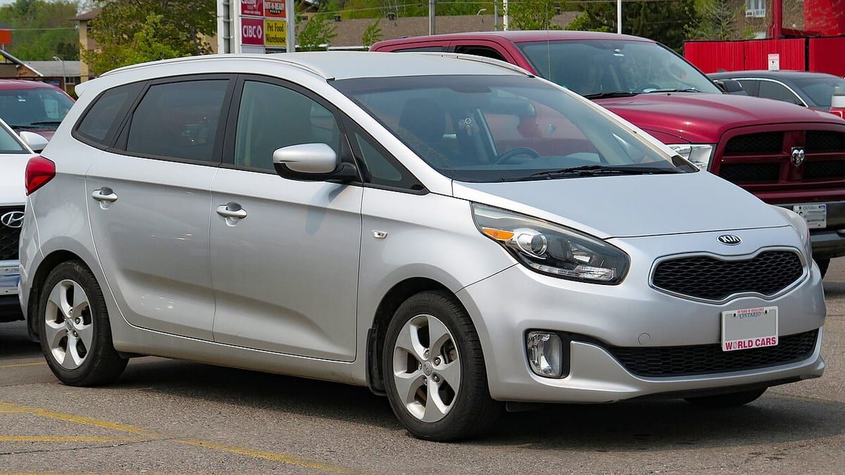Kia Carens FJ (2002-2006) – schematy bezpieczników i przekaźników