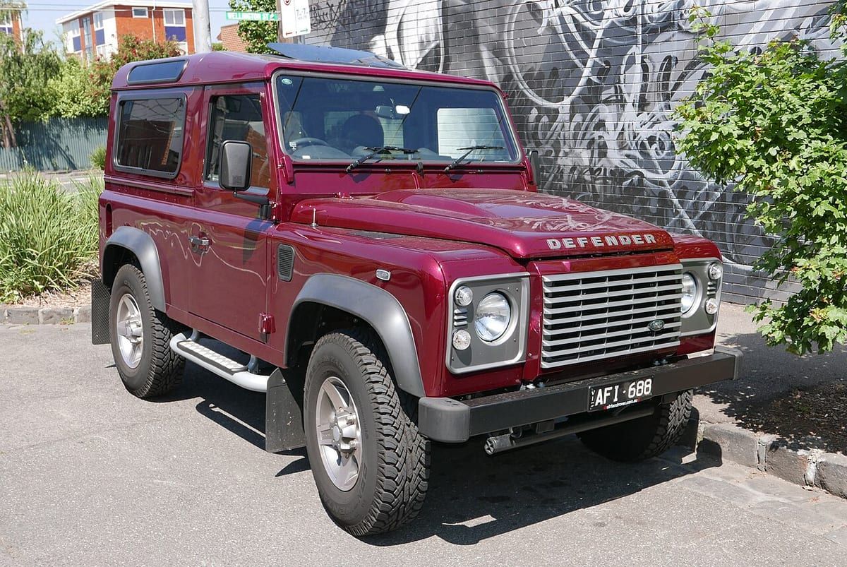 Land Rover Defender (2020-2023) – schematy bezpieczników i przekaźników