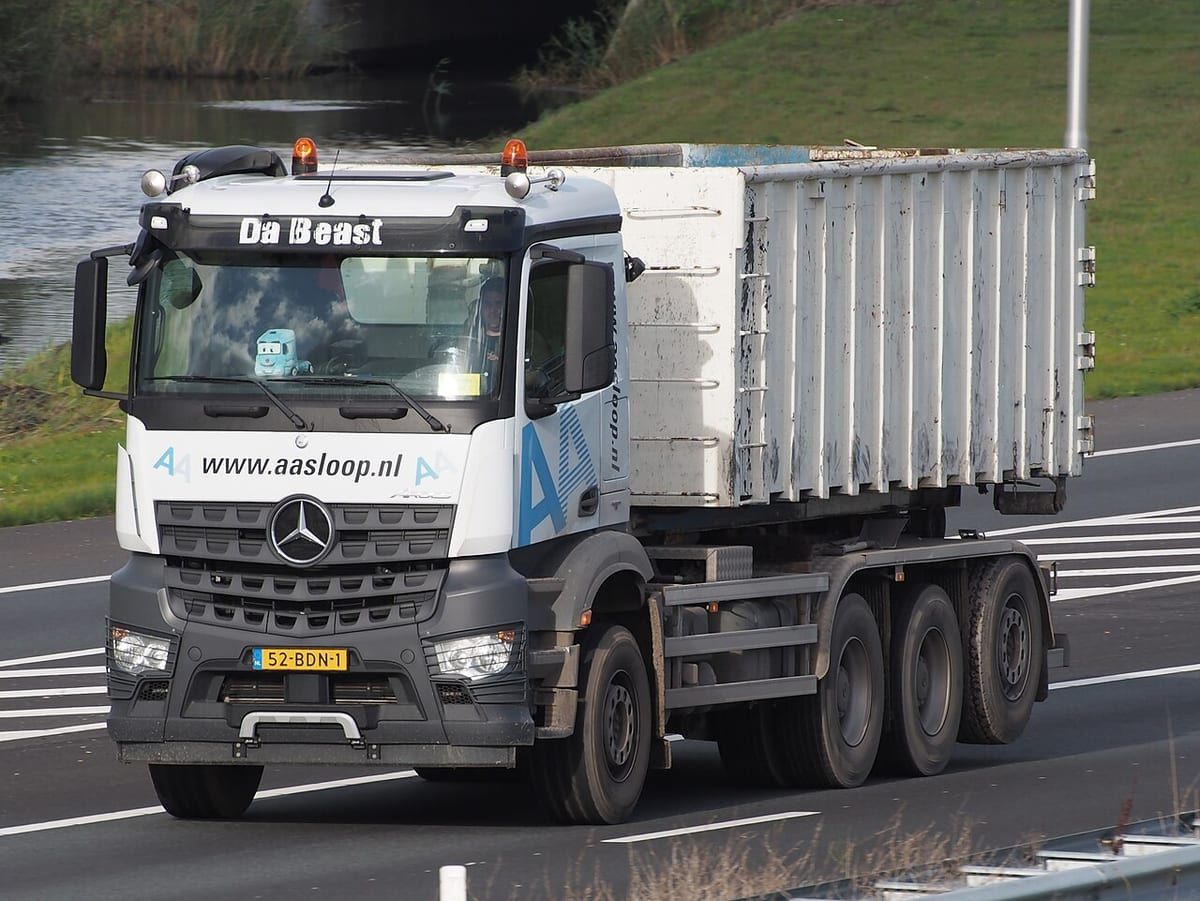 Mercedes-Benz Arocs (2013-2018) – schematy bezpieczników i przekaźników
