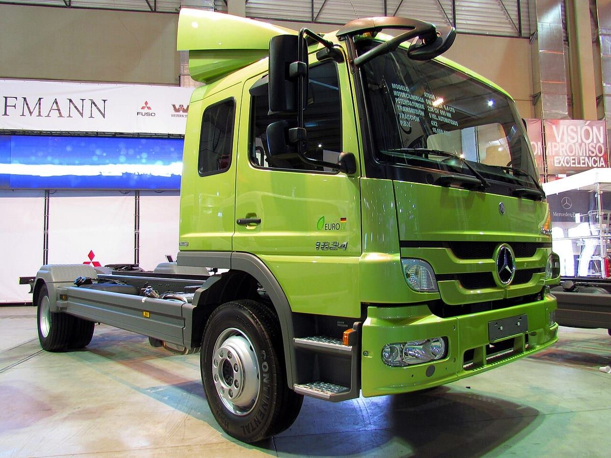 Mercedes-Benz Atego (2013-2023) – schematy bezpieczników i przekaźników