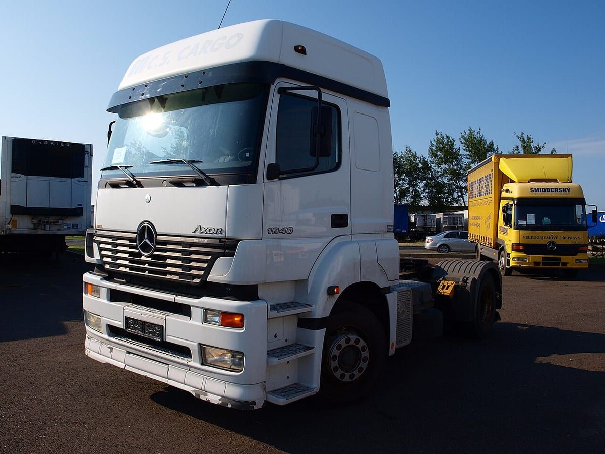 Mercedes-Benz Axor (2004-2014) – schematy bezpieczników i przekaźników