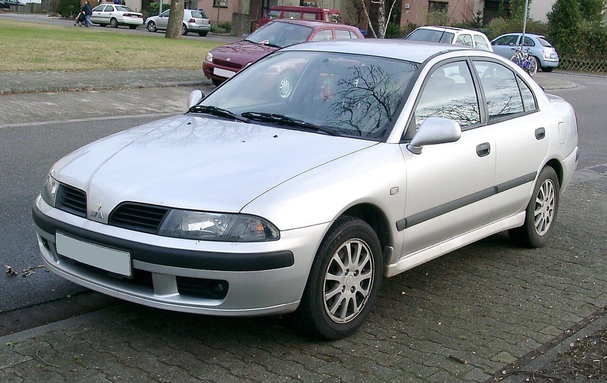 Mitsubishi Carisma (1995-2004) – schematy bezpieczników i przekaźników