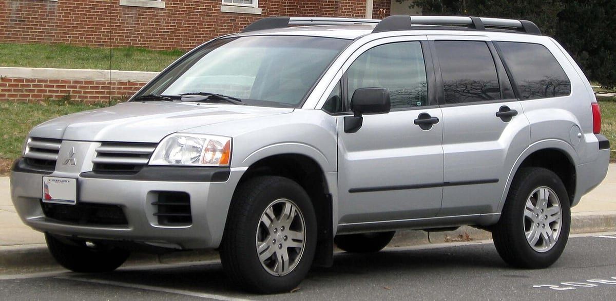 Mitsubishi Endeavor (2004-2011) – schematy bezpieczników i przekaźników