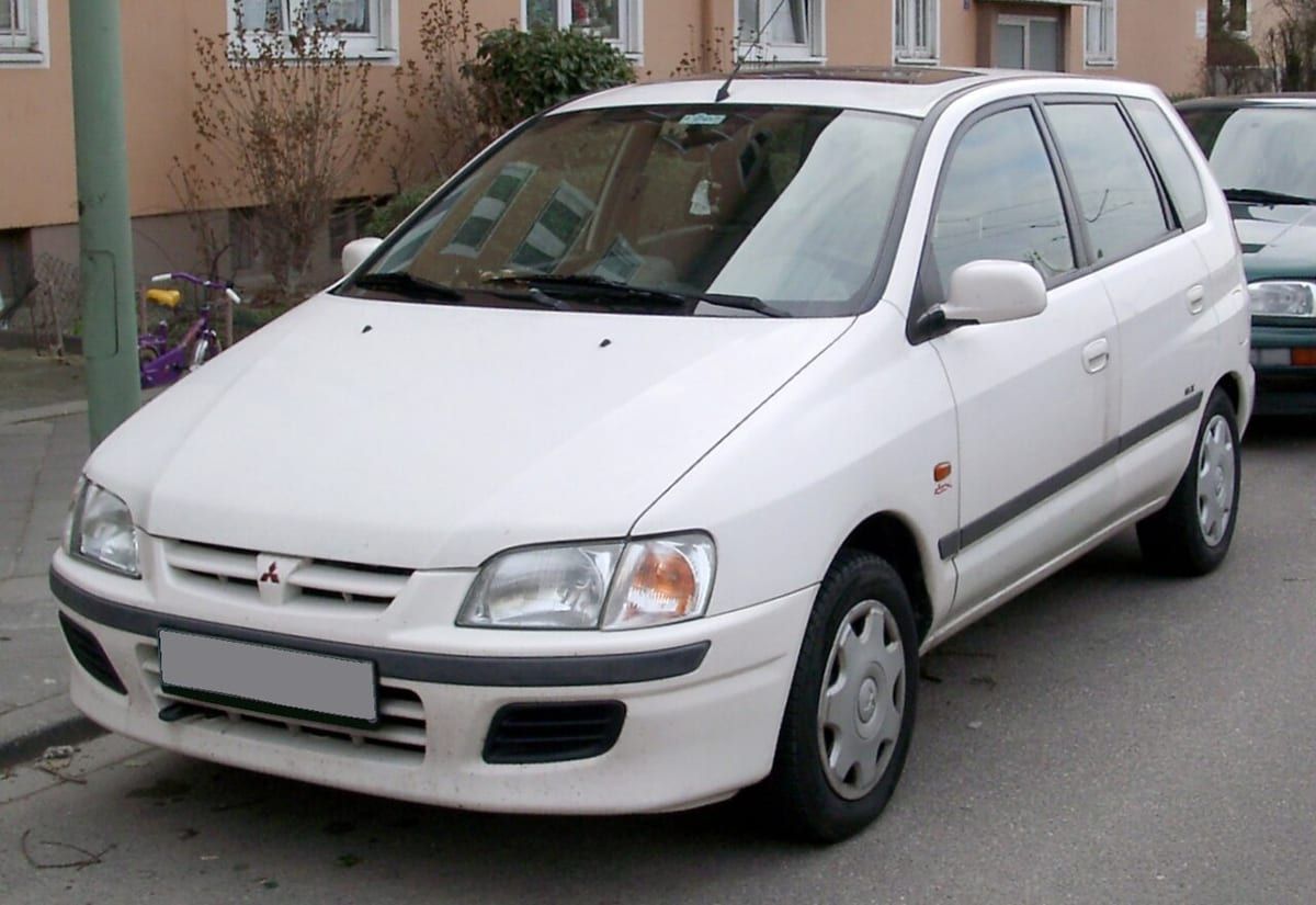 Mitsubishi Space Star (1998-2005) – schematy bezpieczników i przekaźników