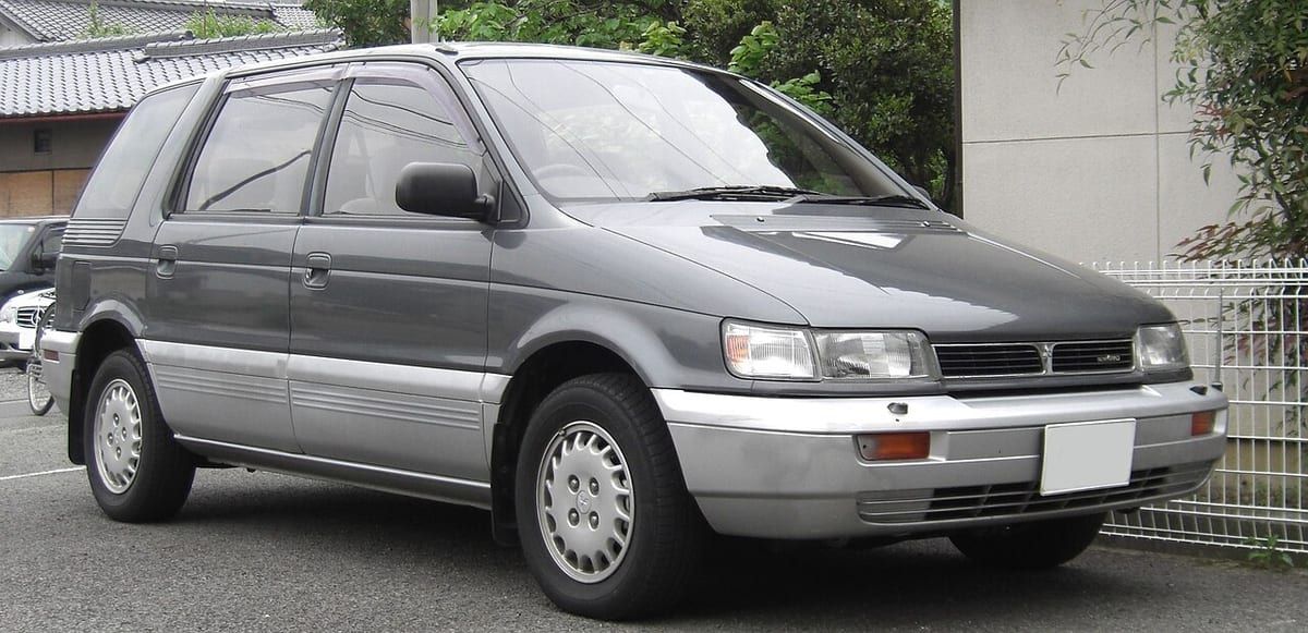 Mitsubishi Space Wagon (1997-2003) – schematy bezpieczników i przekaźników