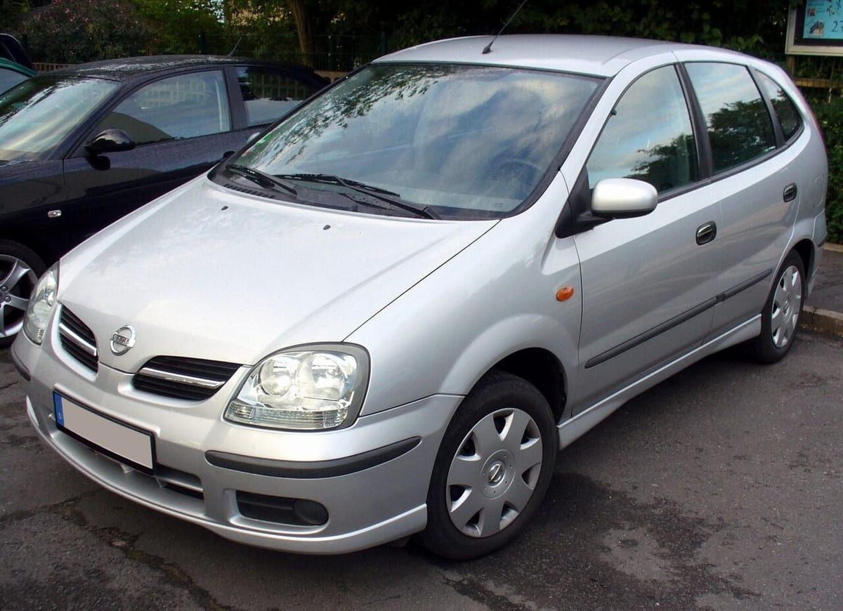 Nissan Almera Tino (V10) – schematy bezpieczników i przekaźników