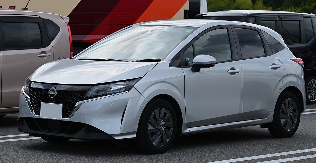 Nissan Note E11 (2004-2013) – schematy bezpieczników i przekaźników