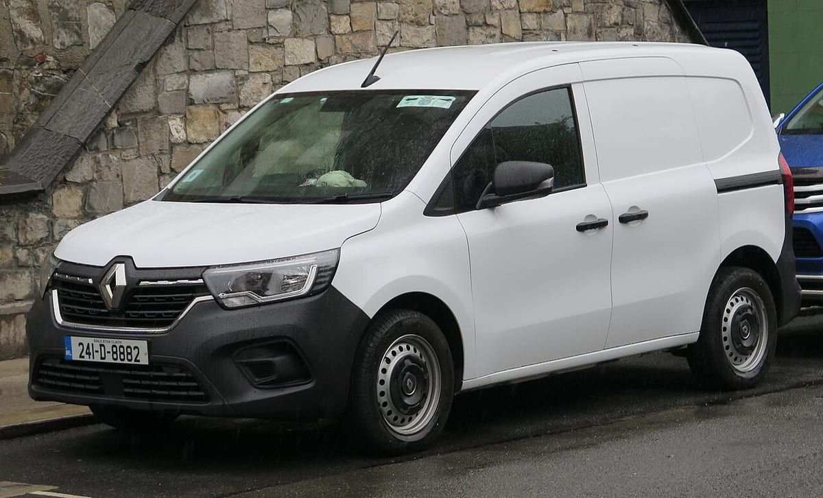 Renault Kangoo E-Tech (2022-2023) – schematy bezpieczników i przekaźników