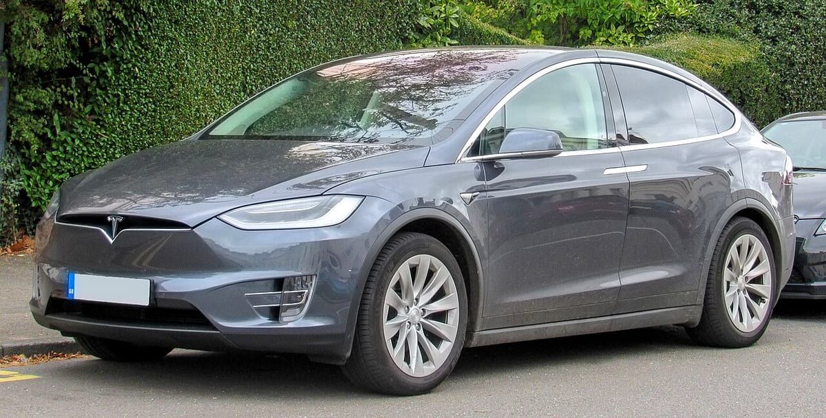 Tesla Model X (2015-2020) – schematy bezpieczników i przekaźników