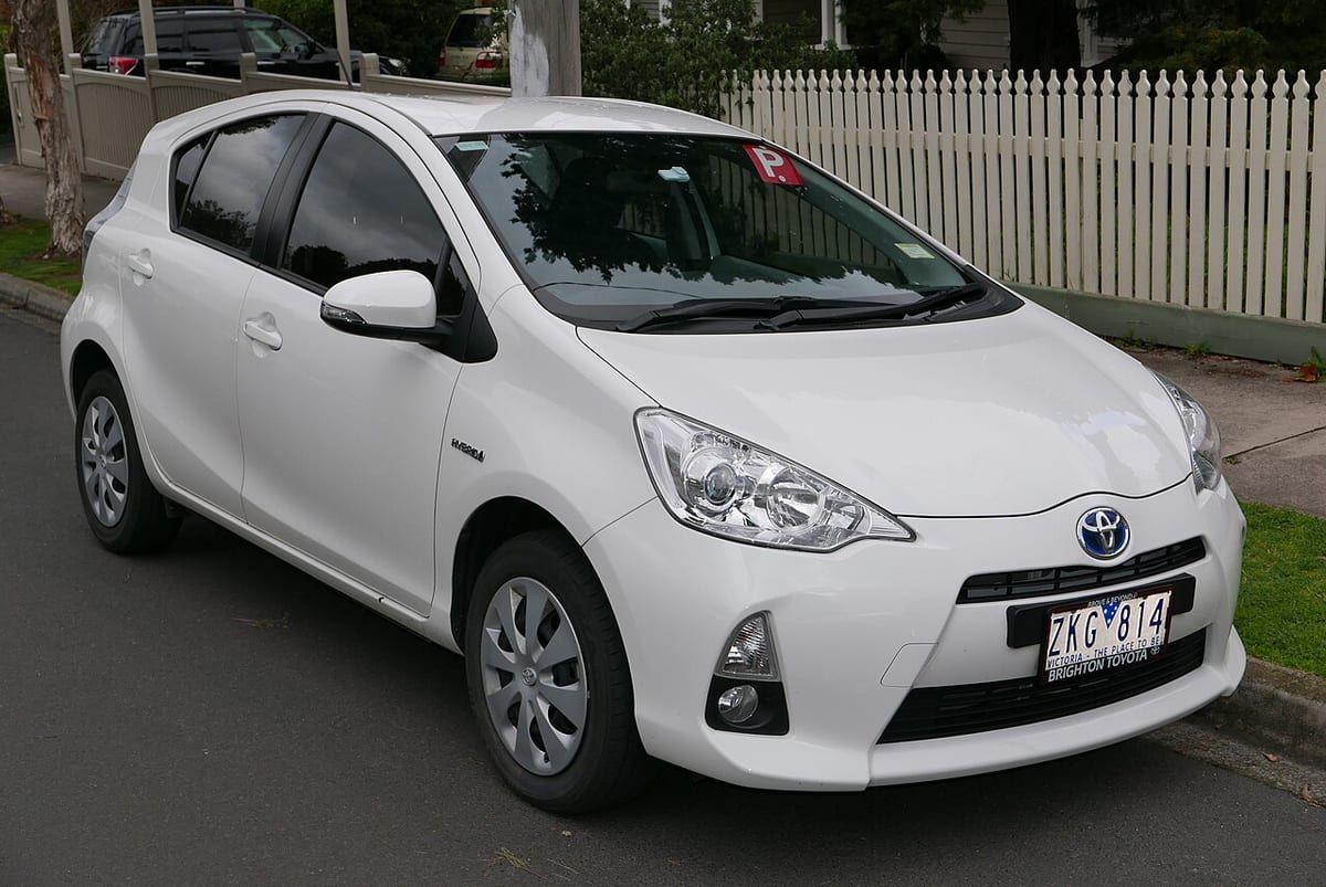 Toyota Prius C (2012-2017) – schematy bezpieczników i przekaźników