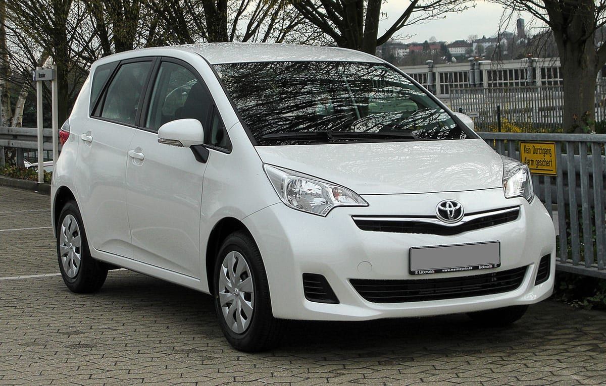 Toyota Verso-S (2010-2017) – schematy bezpieczników i przekaźników