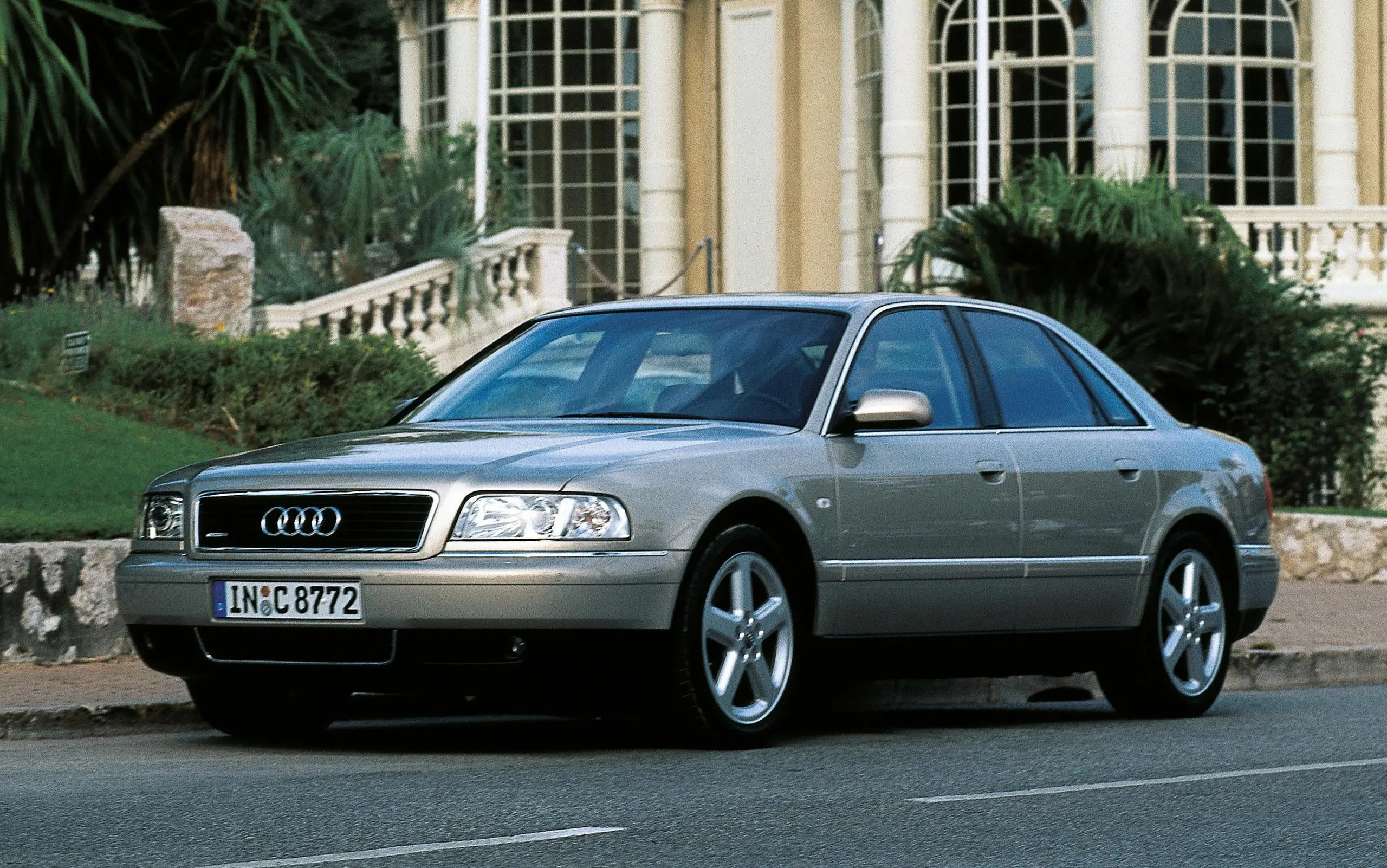 Audi A8 D2 (1994-2000) - schematy bezpieczników i przekaźników