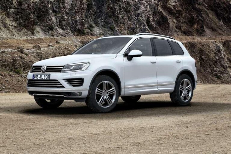 Volkswagen Touareg II zadebiutował na rynku w 2010 roku jako następca pierwszej generacji tego luksusowego SUV-a. Samochód został zbudowany na platformie Volkswagen Group PL71, którą dzielił z Audi Q7 i Porsche Cayenne. W Touaregu II zastosowano wiele nowoczesnych technologii, takich jak stopień sprężania zmieniający się w silnikach diesel czy układ start-stop, co pozwoliło na obniżenie zużycia paliwa i emisji CO2. Samochód był oferowany z szerokim wyborem silników, w tym benzynowymi V6 i V8, jak również diesel V6 i V8. Touareg II oferował także wiele innowacyjnych rozwiązań technologicznych, takich jak system adaptacyjnego zawieszenia, który dostosowywał twardość amortyzatorów do warunków na drodze, czy system asystenta jazdy, który mógł utrzymać samochód w linii toru jazdy. Wnętrze Touarega II charakteryzowało się eleganckim wykończeniem i przestronną kabiną pasażerską. W standardzie samochód oferował m.in. skórzaną tapicerkę, system nawigacji satelitarnej oraz klimatyzację z trzema strefami. Na życzenie klienta dostępne były także funkcje takie jak podgrzewane siedzenia, system audio premium czy panoramiczny dach. W 2014 roku Touareg II przeszedł face lifting, który wprowadził kilka zmian w wyglądzie zewnętrznym, takie jak nowe reflektory LED czy przeprojektowany zderzak przedni. Wprowadzono również nowe silniki oraz ulepszony system infotainment. Podsumowując, Volkswagen Touareg II to luksusowy SUV, który oferuje zaawansowane rozwiązania technologiczne, innowacyjne systemy bezpieczeństwa i komfortową kabinę pasażerską. Samochód ten jest uznawany za jedno z najlepszych aut w swojej klasie i zyskał pozytywne recenzje dzięki swojemu stylowemu wyglądowi oraz wyjątkowym osiągom.