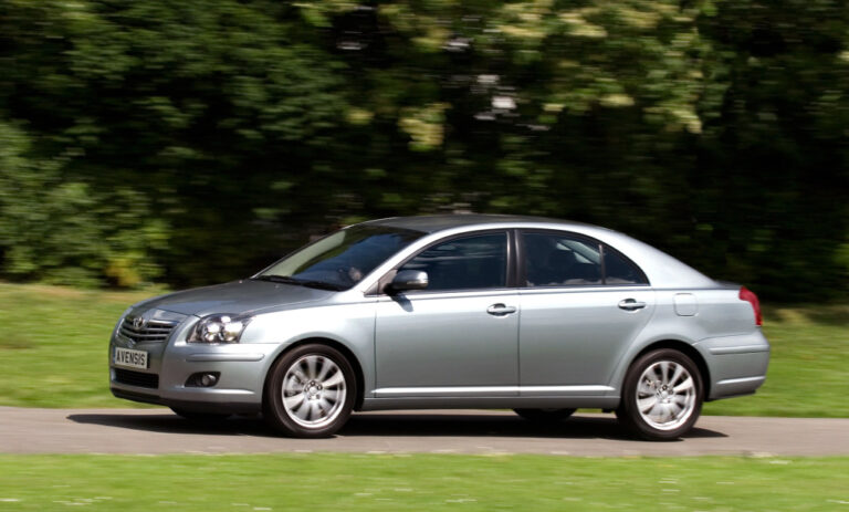 Toyota Avensis T250 (2003-2009) - schematy bezpieczników i przekaźników