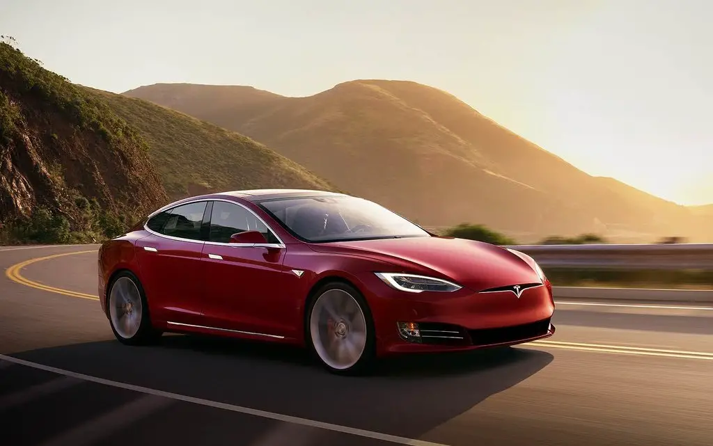Tesla Model S (2016-2020) - schematy bezpieczników i przekaźników