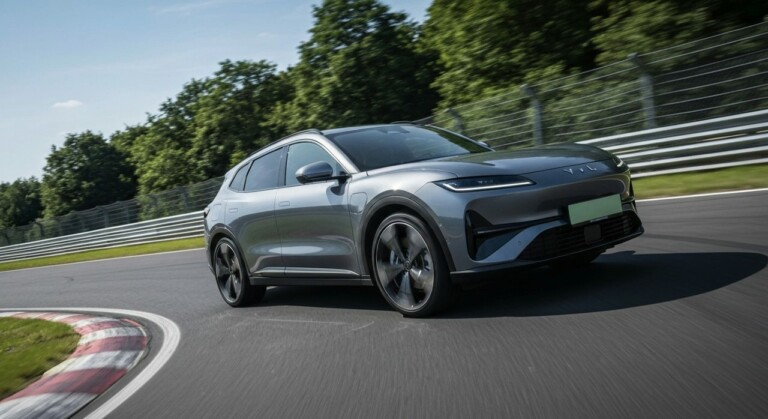 Sportowy SUV Xiaomi YU7 GT pędzi po słynnym torze Nürburgring, pokonując zakręt z dużą prędkością.