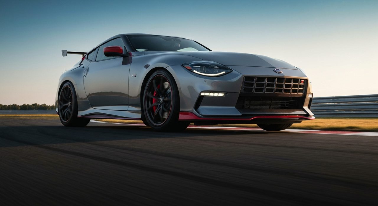 Nissan Z NISMO 2027 na torze wyścigowym w ruchu, prezentujący sportową sylwetkę i ulepszone osiągi.
